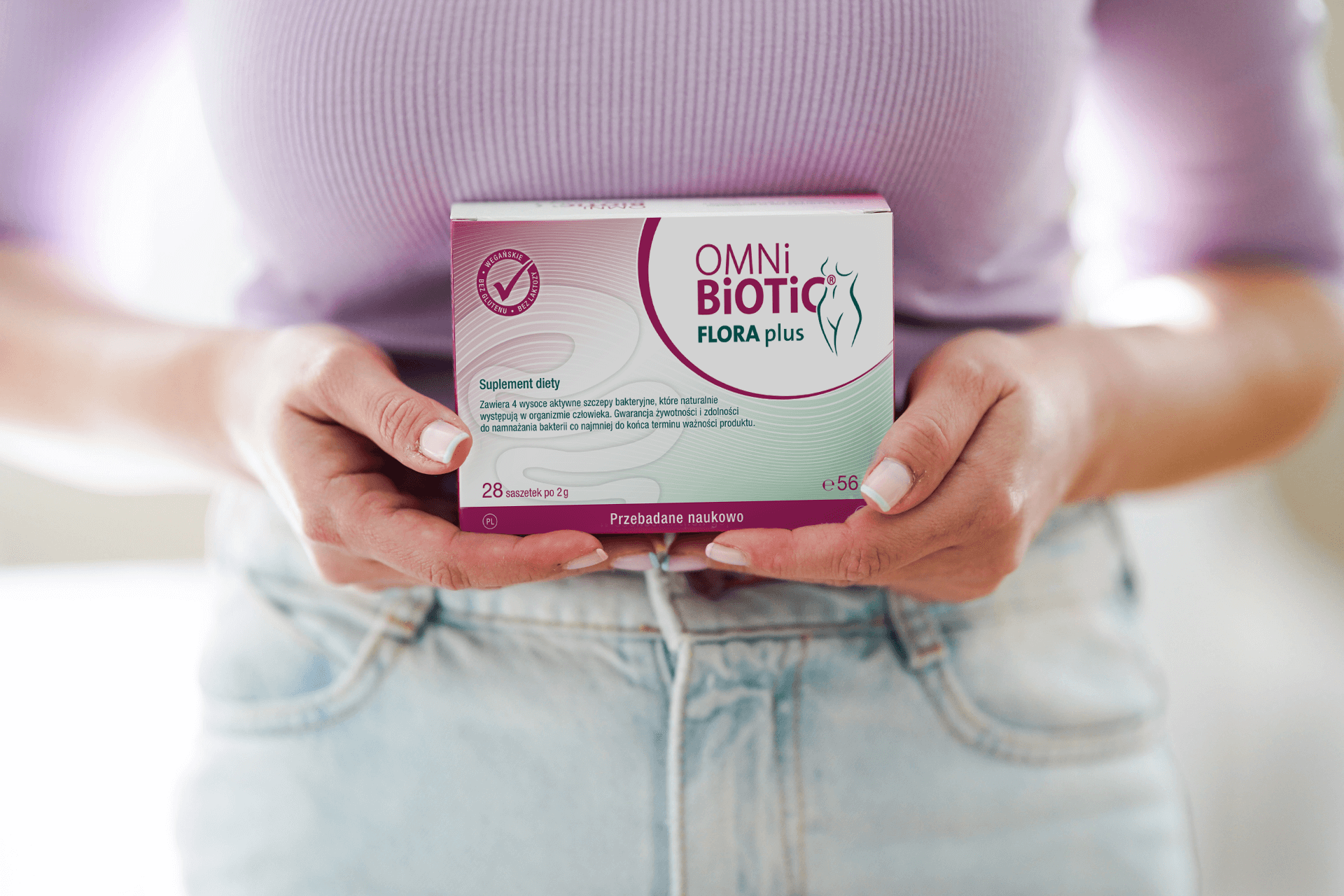 Kobieta trzymająca probiotyk OMNi-BiOTiC® Flora Plus